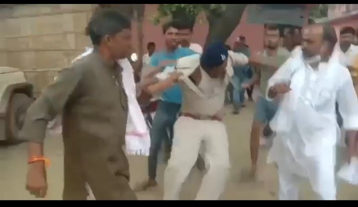 मोताहारी में दूसरे चरण के मतदान में वोटरो और पुलिस के बीच तीखी झड़प, एएसआई की धुनाई
