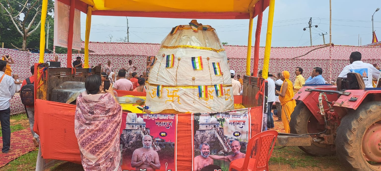 गिरिडीह : भगवान पार्श्वनाथ को जैन भक्तों ने किया 2300 किलो का निर्वाण लड्डू अर्पित