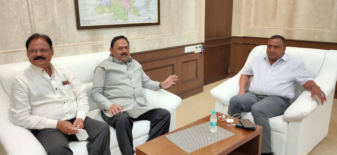 हुसैनाबाद विधायक कमलेश कुमार ने स्वास्थ्य मंत्री से मिलकर स्वास्थ्य सुविधाओं को सुदृढ़ करने की मांग की