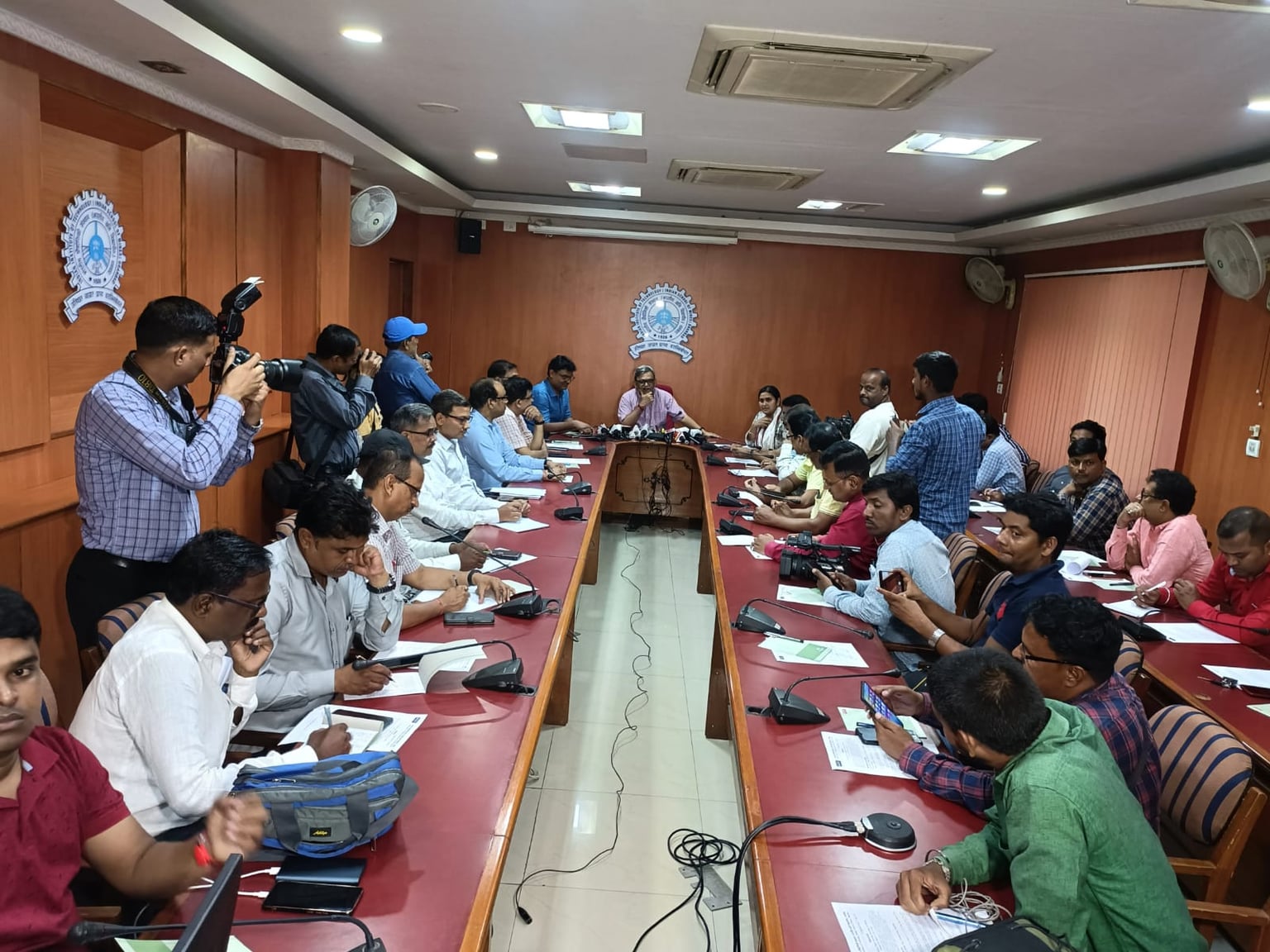 कोयलांचल में भूमिगत आग बुझाने के लिए कई प्रयास जारी, जल्द होंगे सफल , IIT (ISM) निदेशक ने दिया भरोसा