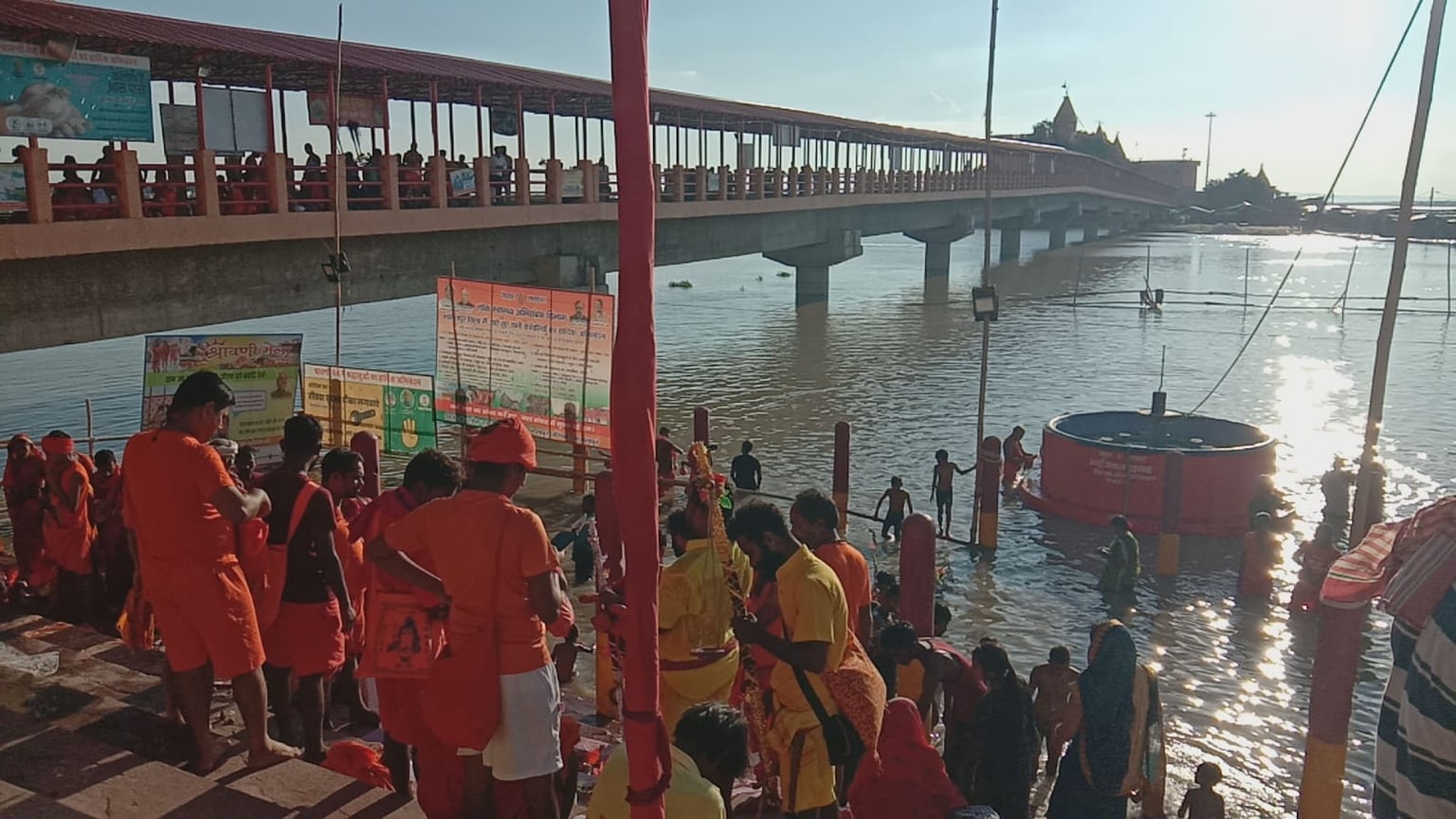 अंतिम सोमवारी के लिए अजगैबीनाथ धाम से हजारों कांवडियों ने भरा जल, बैधनाथ धाम के लिये हुए रवाना