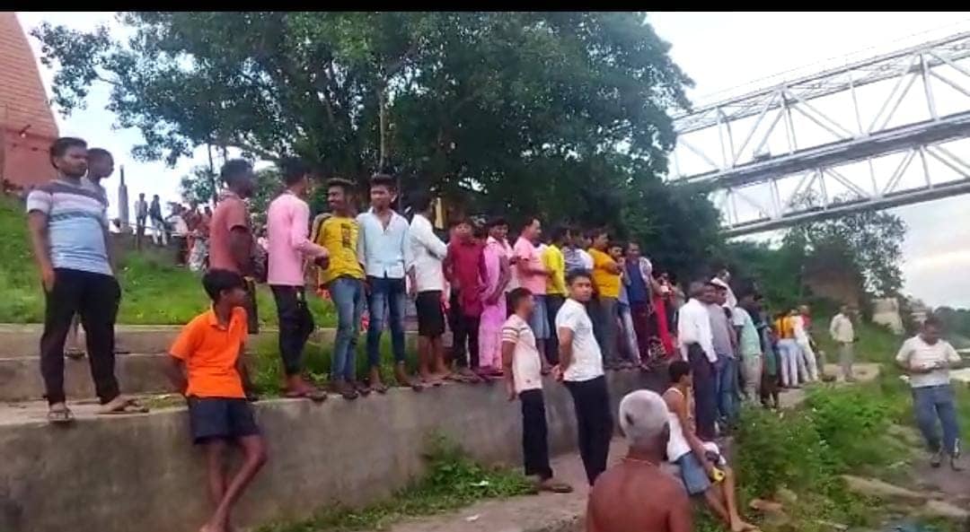 दामोदर नद में डूबे एक युवक का श'व मिला, दूसरे की खोज जारी