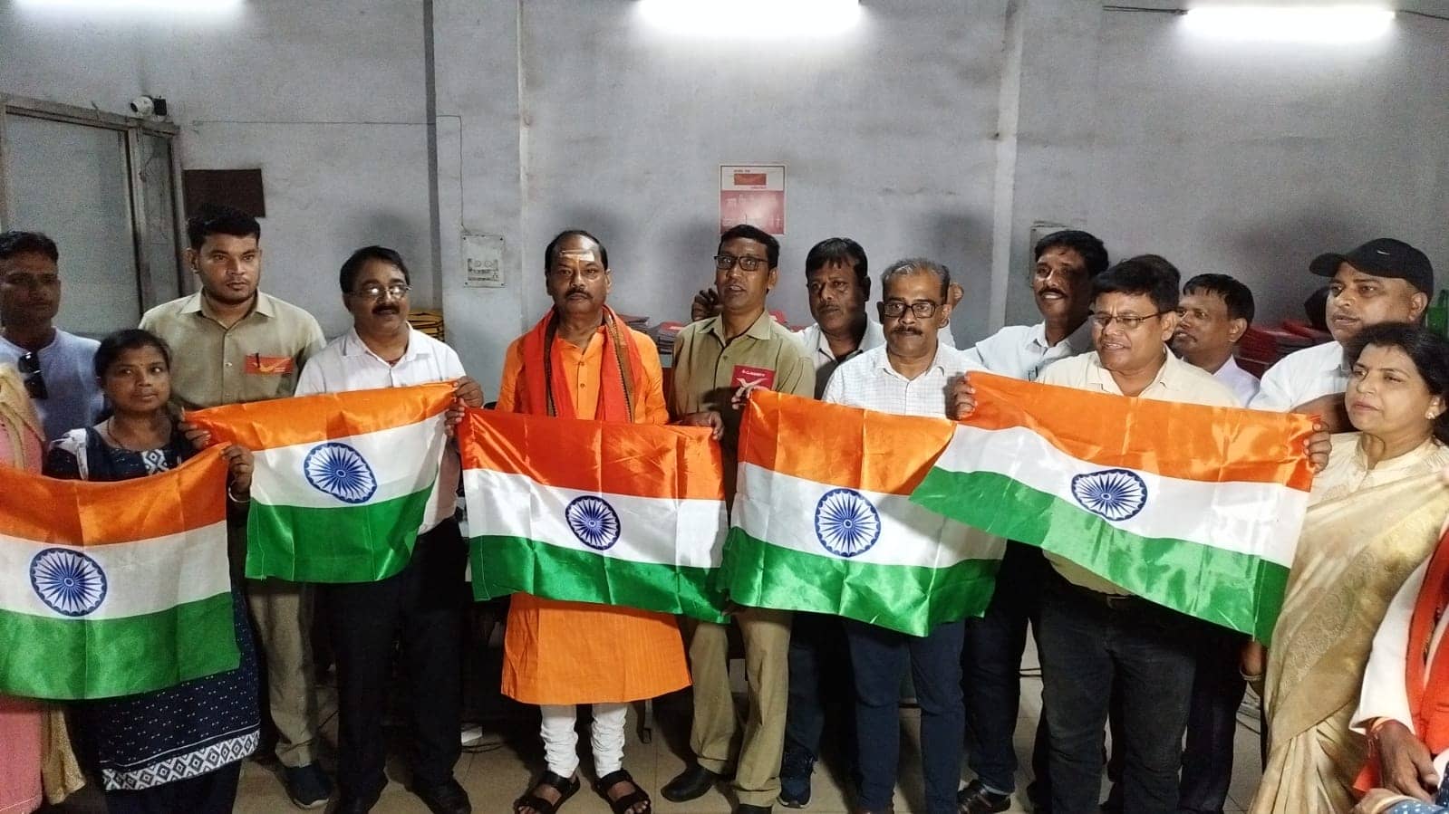 हर घर तिरंगा अभियान : भाजपा ने डाकघर से की दस हजार तिरंगे झंडे की खरीददारी