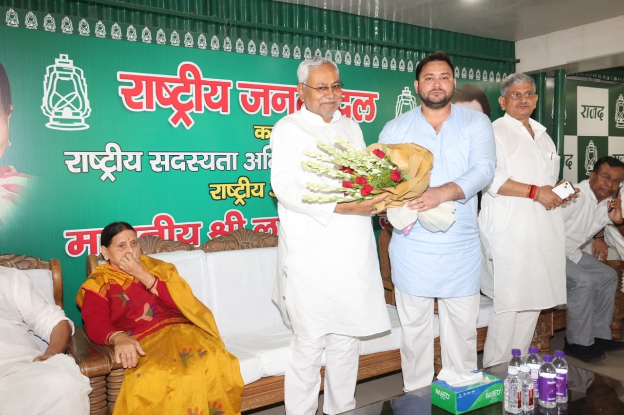Live Update: राजनीतिक कलह के बीच फिर से एक हुए चाचा-भतीजा, कल 2 बजे लेंगे मुख्यमंत्री पद की शपथ