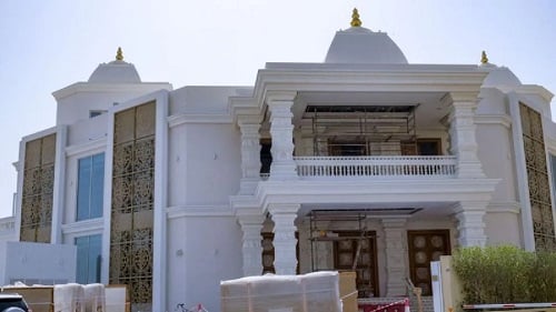UAE के दुबई में बने इस भव्य मंदिर की हो रही दुनिया में चर्चा, देखें तस्वीर