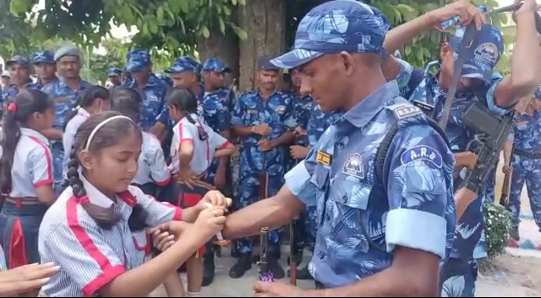 कटिहार : स्कूली छात्राओं ने पुलिस के जवानों को बांधी राखी