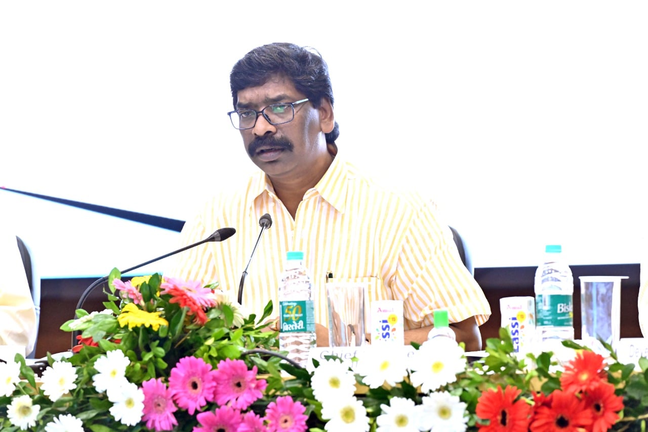 धोती-साड़ी वितरण योजना में गुणवत्ता से समझौता नहीं करने का सभी डीसी को सीएम ने दिया कड़ा निर्देश