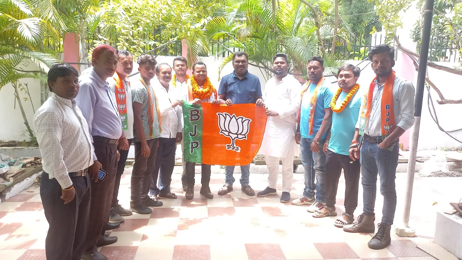 खिजरी विधायक की बढ़ी मुसीबत, पहले पार्टी ने बाहर किया अब कार्यकर्ताओं ने भी छोड़ा साथ