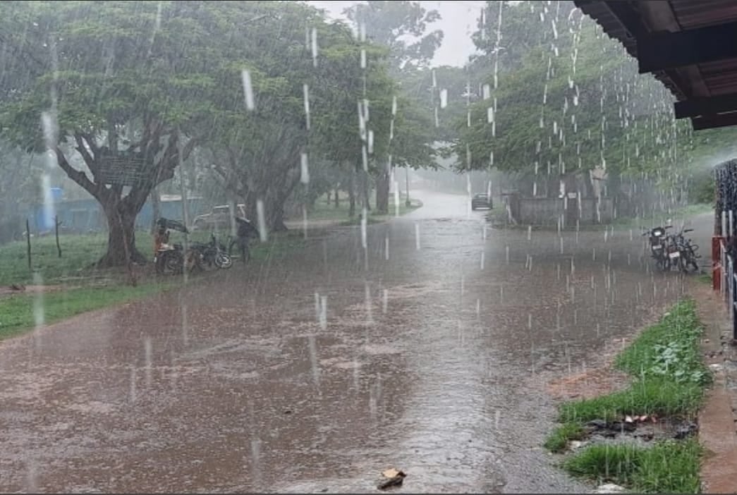 सारंडा में मूसलाधार बारिश से आम जनजीवन अस्त व्यस्त, सड़कें हुई सुनसान