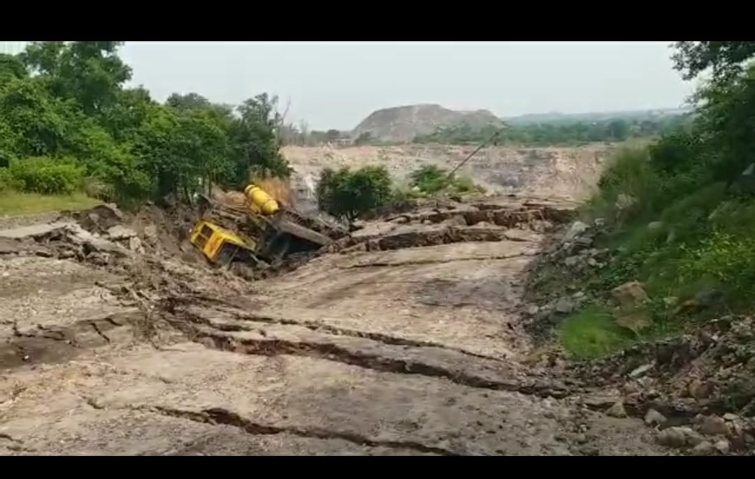 धनबाद : दही बाड़ी में भू धसान का दायरा बढ़ा , रोके गए खनन कार्य
