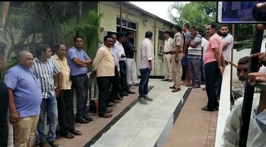 मोतीहारी: कोर्ट कर्मी को अपराधियों ने मारी गोली, स्थिति गंभीर