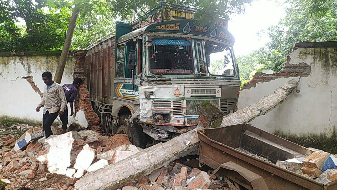 चिप्स लदा ट्रक दुर्घटनाग्रस्त, चालक की मौके पर मौत