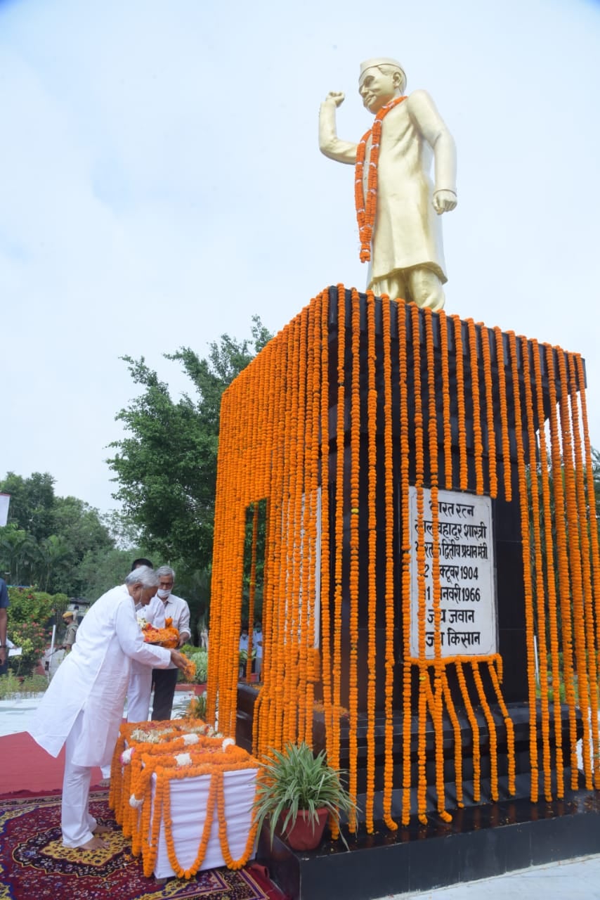 मुख्यमंत्री ने बापू को दी श्रद्धांजलि, लाल बहादुर शास्त्री को भी किया याद