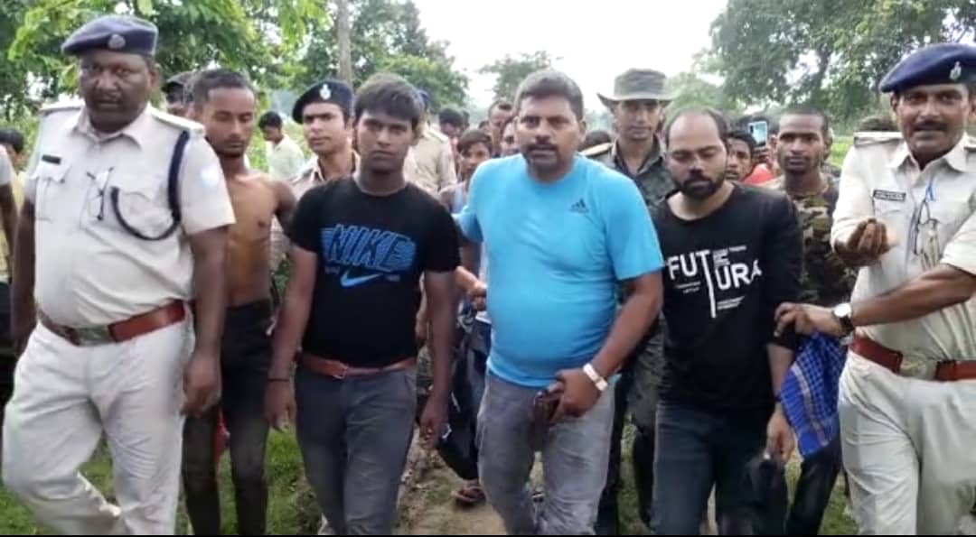 लूट की घटना को अंजाम देकर भाग रहे तीन बदमाश गिरफ्तार, रुपए और लोडेड पिस्टल बरामद