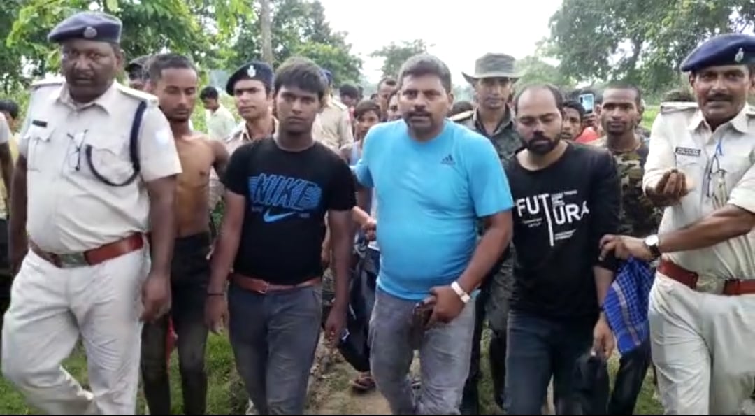 लूट की घटना को अंजाम देकर भाग रहे तीन बदमाश गिरफ्तार, रुपए और लोडेड पिस्टल बरामद