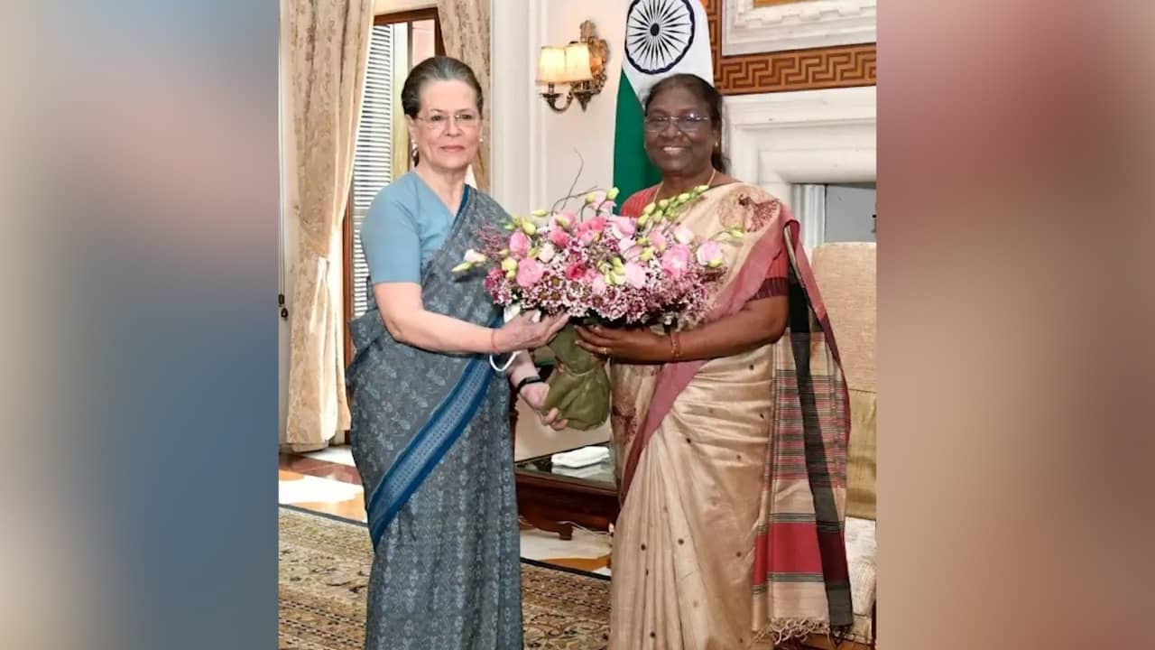 कांग्रेस की राष्ट्रीय अध्यक्ष सोनिया गांधी ने राष्ट्रपति से की मुलाकात, जानिए क्या हुई बातचीत