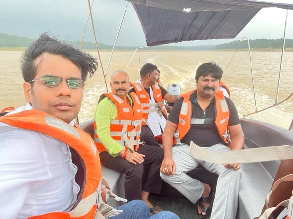 खूंटी के लतरातू डैम में एंजॉय करते दिखे UPA विधायक, आगे का रास्ता फिलहाल तय नहीं, रात को हो सकती है बैठक