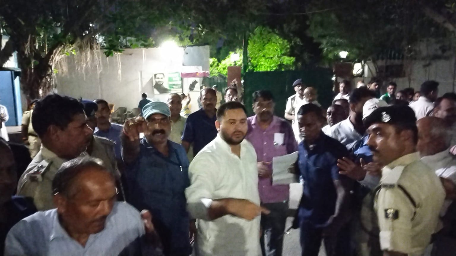 रोजगार के लिए तेजस्वी यादव से मिलने उमड़ी युवाओं की भीड़, जानिए तेजस्वी ने क्या कहा