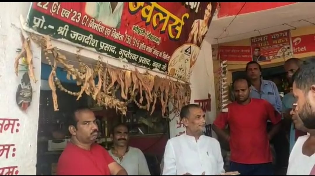 हथियारबंद अपराधियों ने आभूषण दुकान से लूटे 15 से 20 लाख के जेवरात, सीसीटीवी में कैद