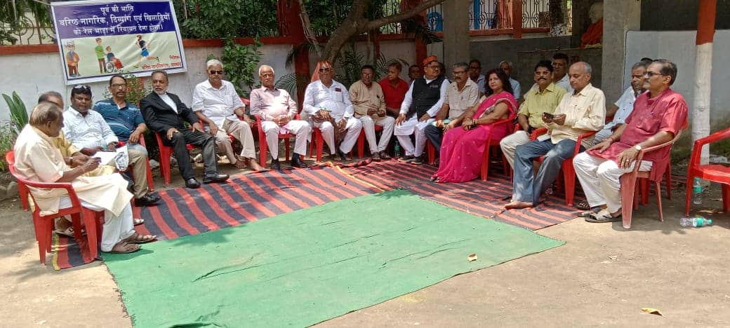 गांधी प्रतिमा के सामने सत्याग्रह पर रहे धनबाद के वरिष्ठ नागरिक, जानिए क्या है वजह