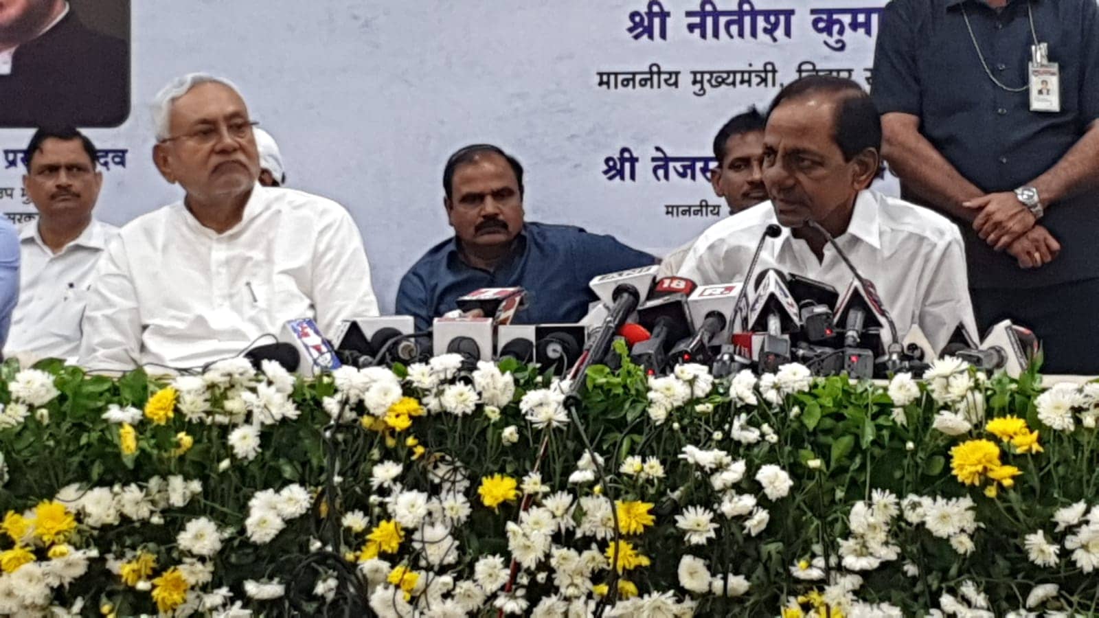 एकजुट हुए केसीआर और नीतीश, केंद्र सरकार पर जमकर बोला हमला, जानिए क्या कहा