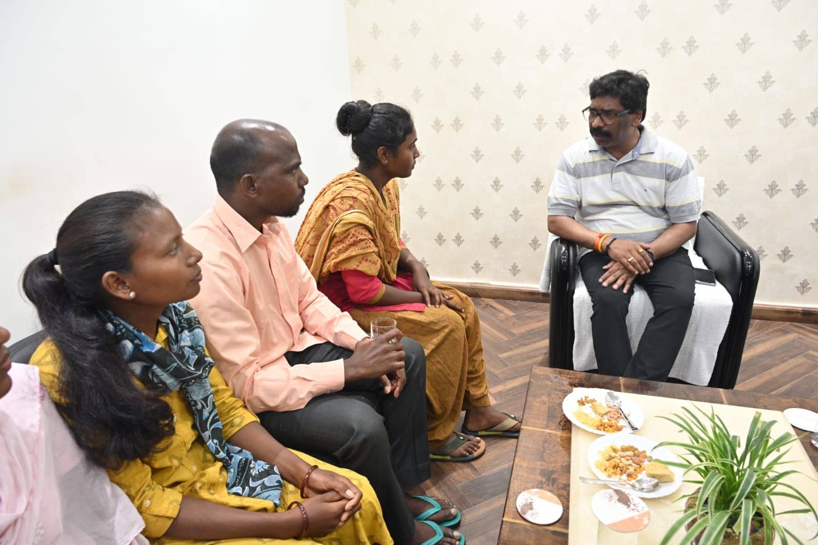 रांची स्मार्ट सिटी के विस्थापितों ने मुख्यमंत्री से की मुलाक़ात, जानिये हेमंत सोरेन ने क्या कहा