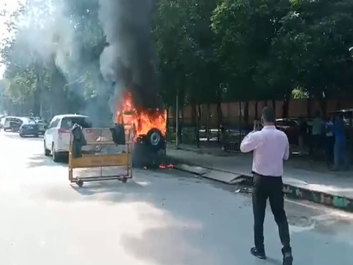 लखीमपुर दौरे पर हिरासत में लिए गए अखिलेश यादव, सपा कार्यकर्ताओं का थाने के बाहर हंगामा