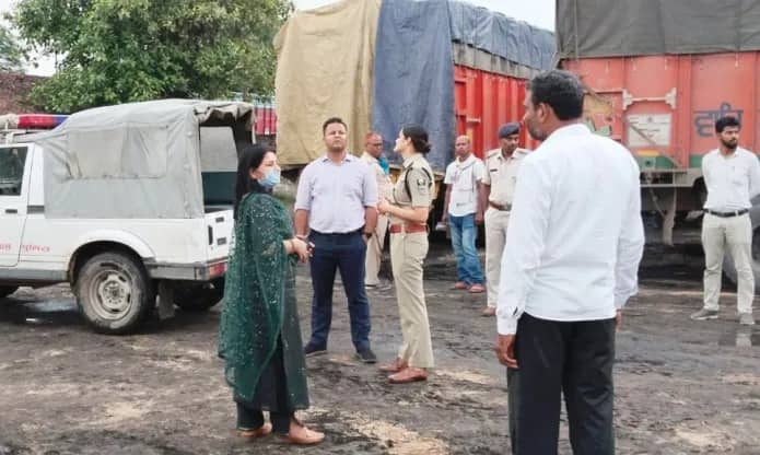 अवैध बालू को लेकर छापामारी के दौरान डिहरी SDM समीर सौरभ के गाड़ी पर पथराव