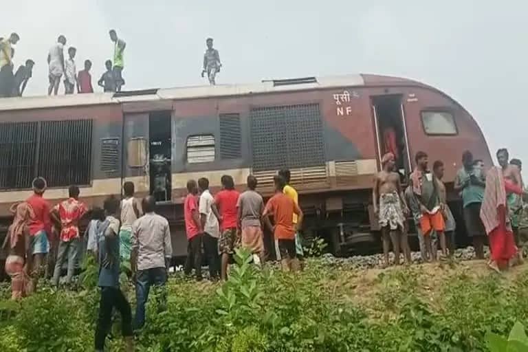 कटिहार: चलती ट्रेन के इंजन में लगी आग, मची अफरा-तफरी