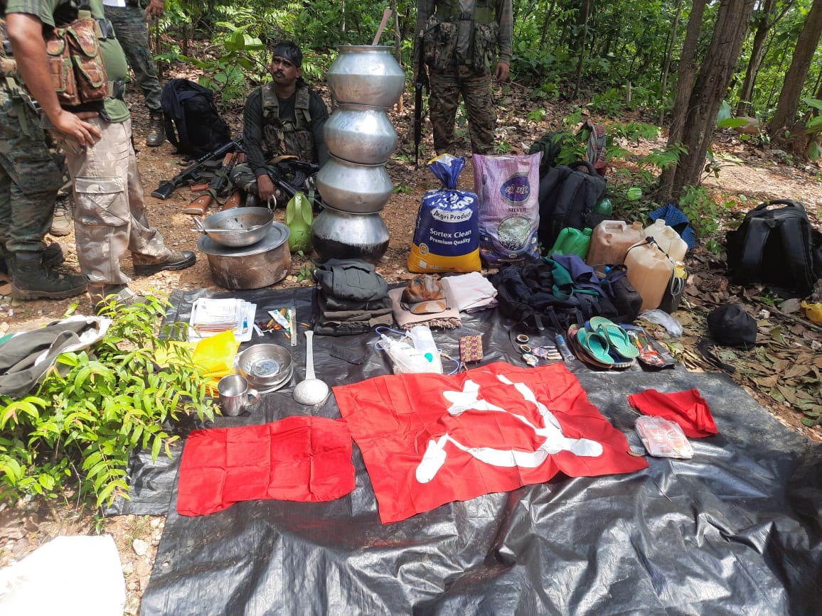 BREAKING : कोल्हान जंगल में नक्सलियों और सुरक्षाबल के जवानों के साथ मुठभेड़, एक करोड़ का इनामी कमांडर दस्ते के साथ भागने में सफल