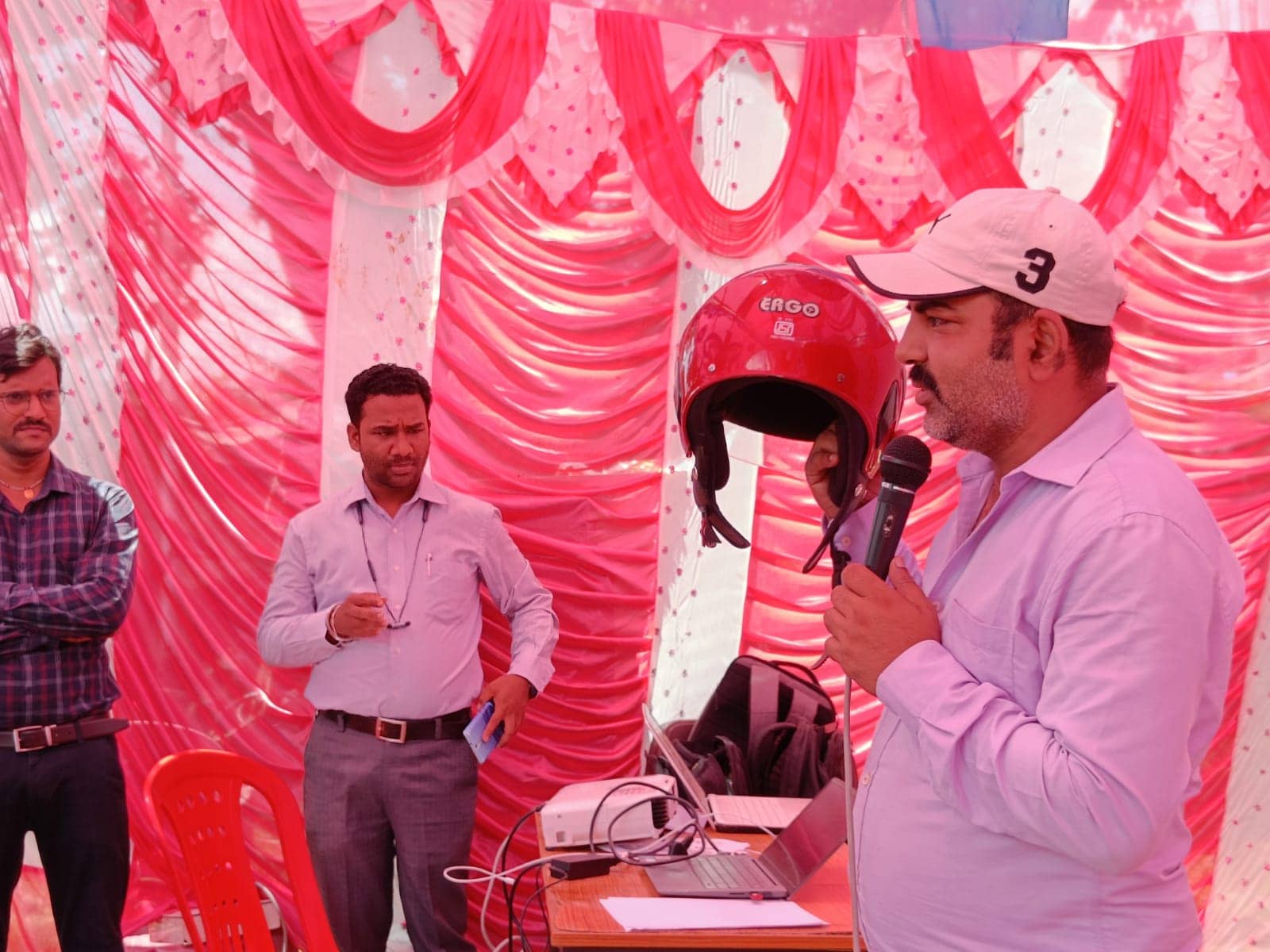 गुमला : लगातार हो रही सड़क दुर्घटना को लेकर जिला प्रशासन गंभीर, किया जागरूकता कार्यक्रम का आयोजन