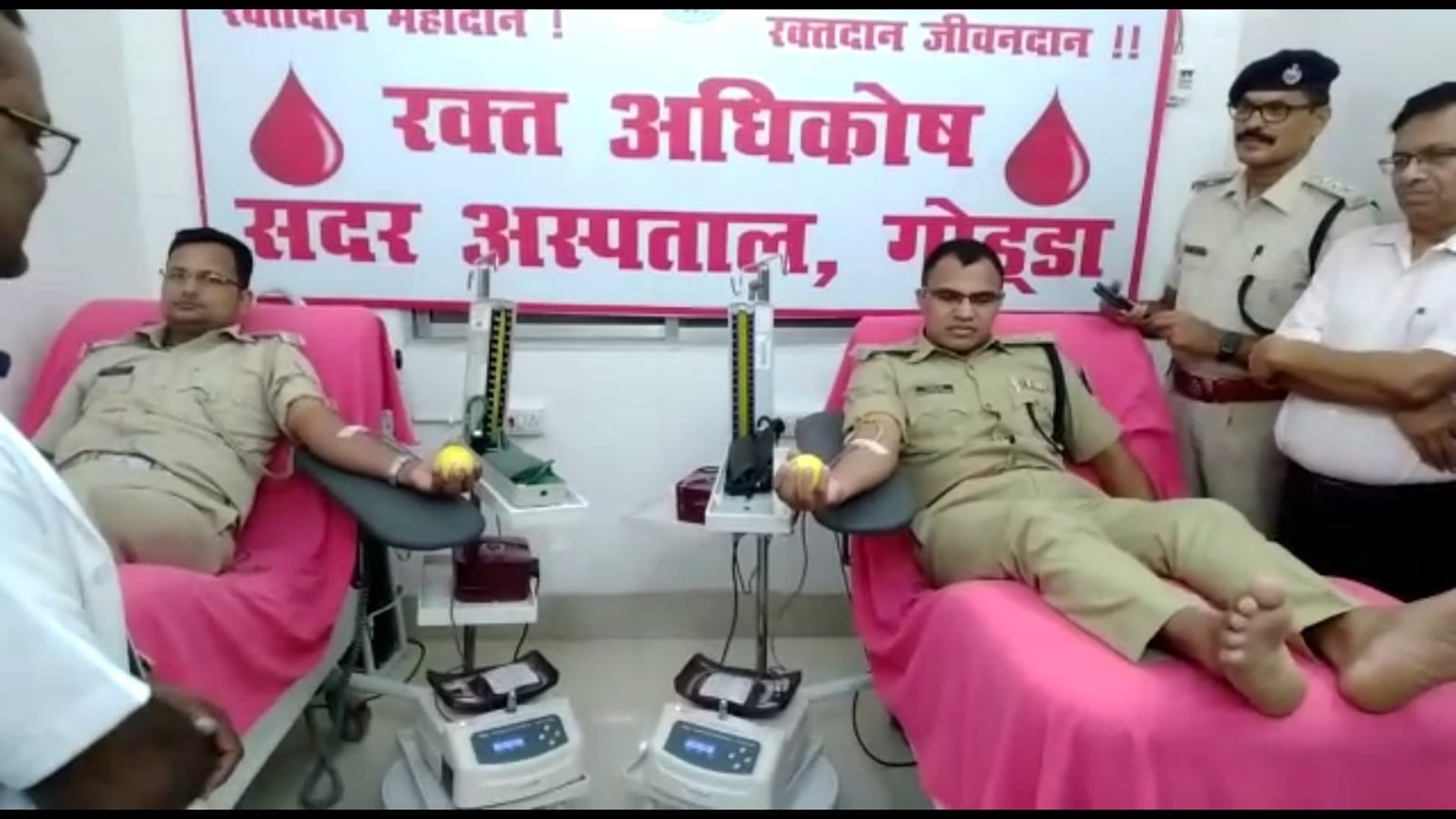 खाकीधारी बने रक्तवीर, सदर अस्पताल में SP समेत दर्जनों पुलिस कर्मियों ने किया रक्तदान .