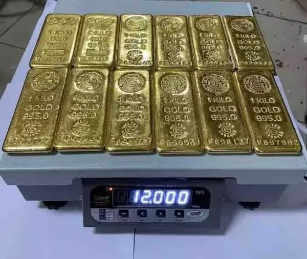 मुंबई एयरपोर्ट पर 5 किलो सोना बरामद, जानिए कौन हुआ गिरफ्तार