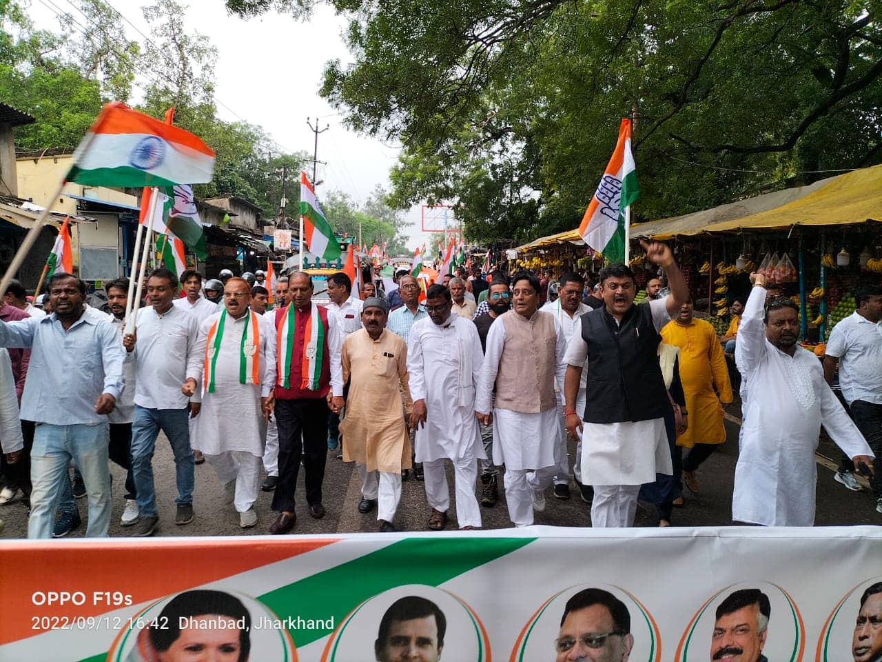 धनबाद में 100 फीट लम्बे तिरंगे के साथ निकली भारत जोड़ो पदयात्रा, जानिए कहां-कहां गई