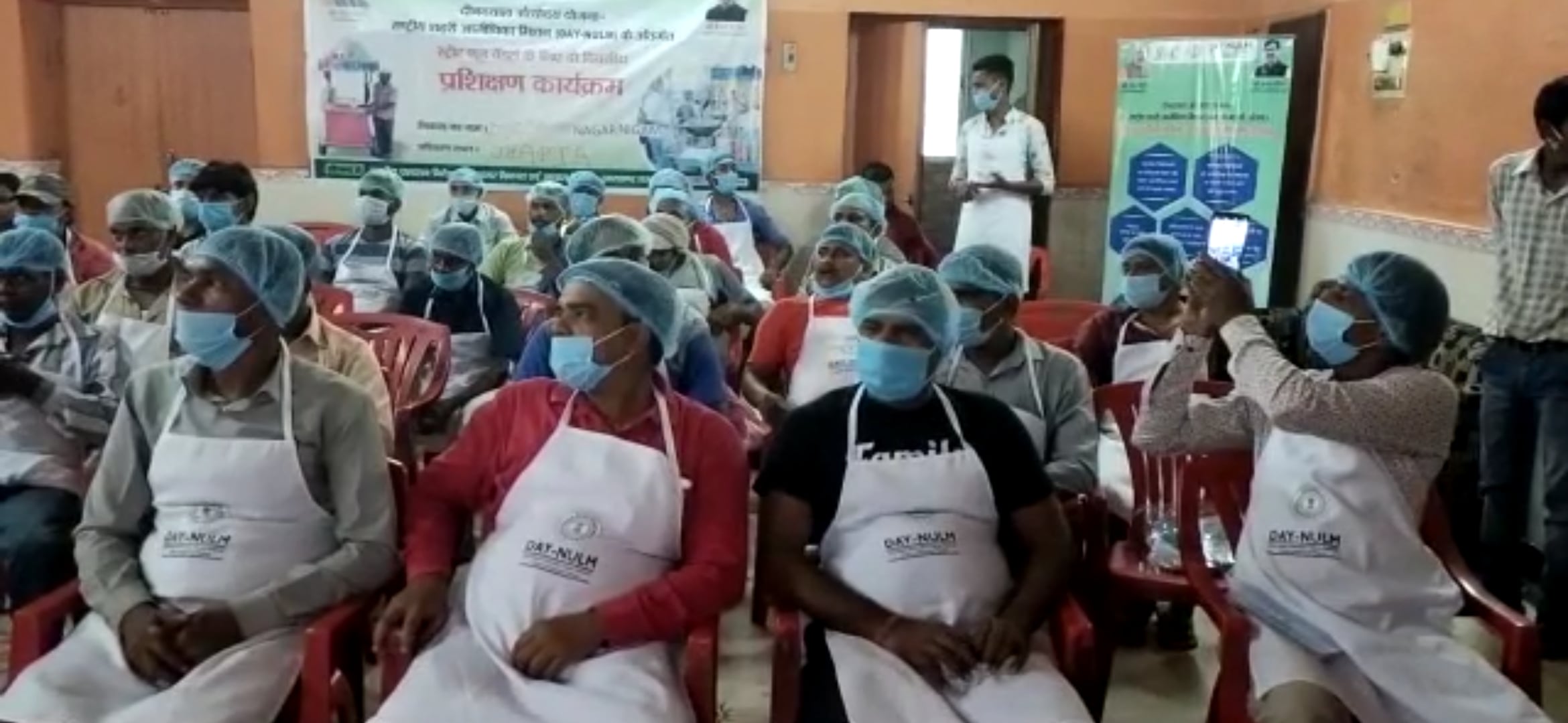 स्ट्रीट फूड वेंडर्स को दी ट्रेनिंग