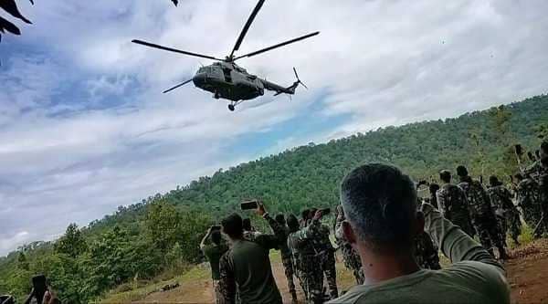 अब हेलीकॉप्टर के जरिए कसी जायेगी नक्सलियों पर नकेल, बूढ़ा पहाड़ पर उतारा गया एयरफोर्स का एमआइ हेलीकाप्टर