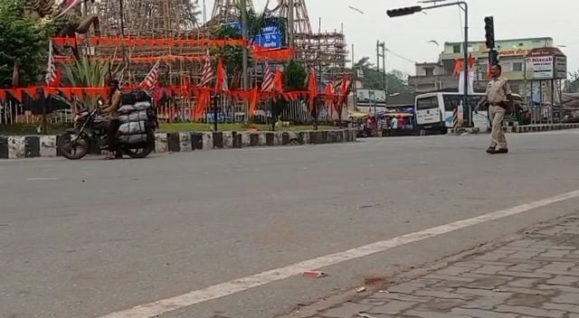 रांची में वसूली करते दिखे पुलिस कर्मी, जमीन पर फेंके पैसे को भी नहीं छोड़ा