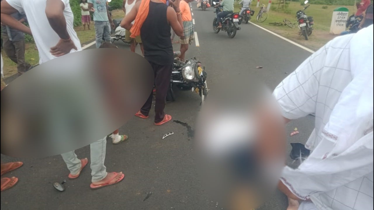 बाइक और ट्रैक्टर की टक्कर में दो युवकों की मौत, घायल फूलो झानो मेडिकल कॉलेज में इलाजरत