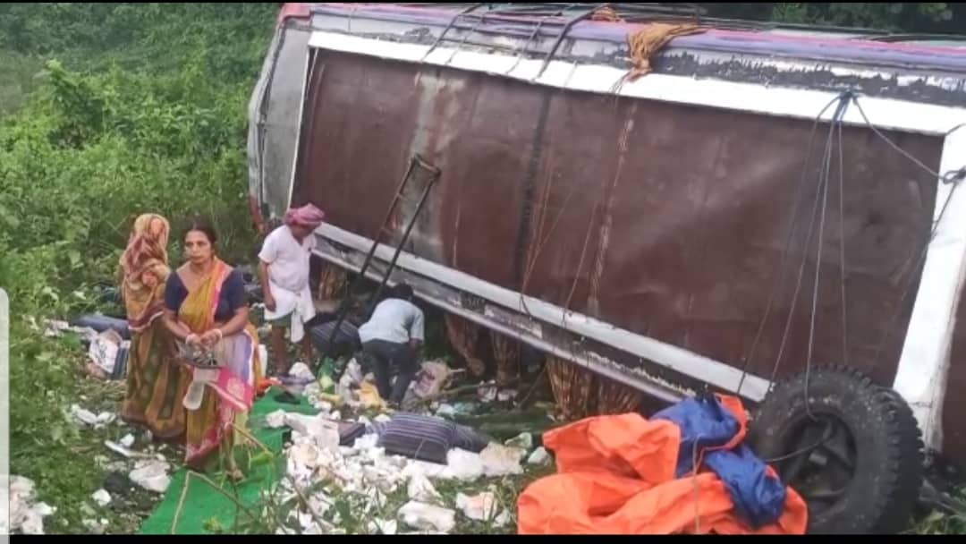यात्रियों से भरी बस पलटी,20 लोग घायल,यूपी वृंदावन से पश्चिम बंगाल की नदिया जा रही थी बस