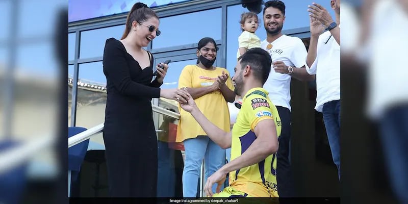 दीपक चाहर ने बना दिया चेन्नई की हार को भी यादगार, स्टेडियम में किया गर्लफ्रेंड को प्रपोज