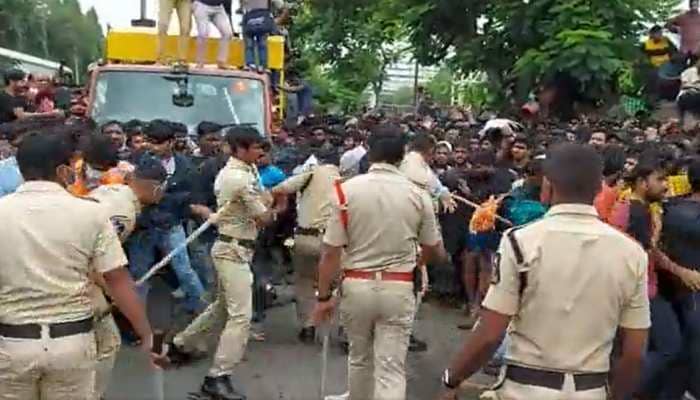 भारत और ऑस्ट्रेलिया मैच के टिकट को लेकर दर्शकों का हंगामा, पुलिस ने की लाठीचार्ज