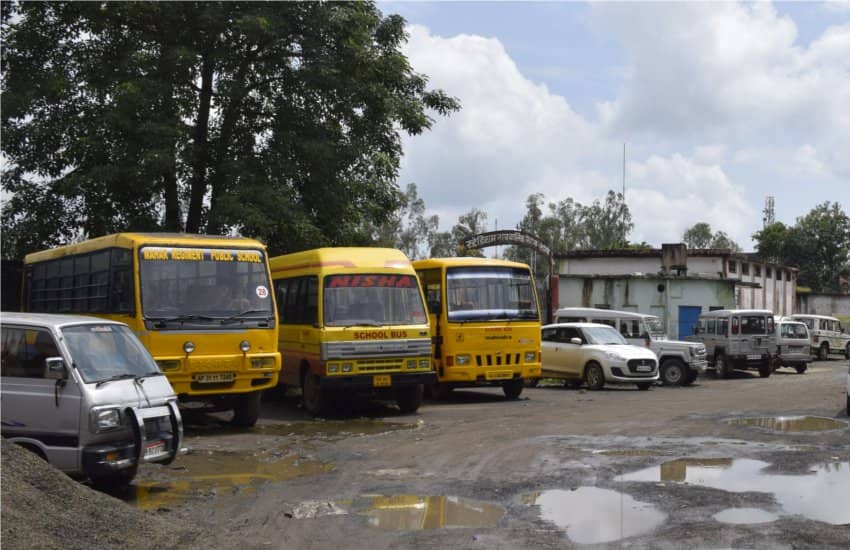 बसों को सड़क किनारे खड़े करने से बाज नहीं आ रहे मालिक, निगम के कर्मचारी ने बस से हवा निकल कर सिखाया सबक