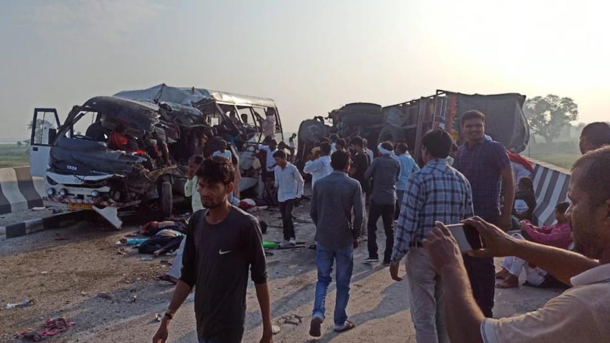 लखीमपुर में बस और ट्रक के बीच जोरदार टक्कर, 8 लोगों की मौत, 25 से ज्यादा लोग घायल