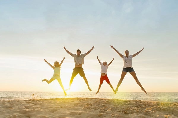 Happiness Tips : जिंदगी में रहना चाहते हैं खुश तो आज ही अपना ले ये आदतें !