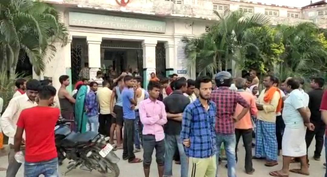 मोतिहारी: सर्पदंश से युवक की मौत, डॉक्टरों पर लापरवाही का आरोप लगाकर परिजनों ने किया हंगामा