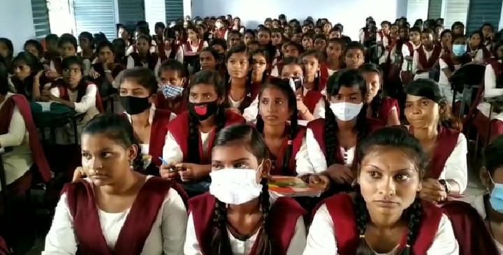 कोरोना गाइडलाइन की जैसी तैसी : यहां एक क्लास में 200 बच्चे , एक बेंच पर पांच