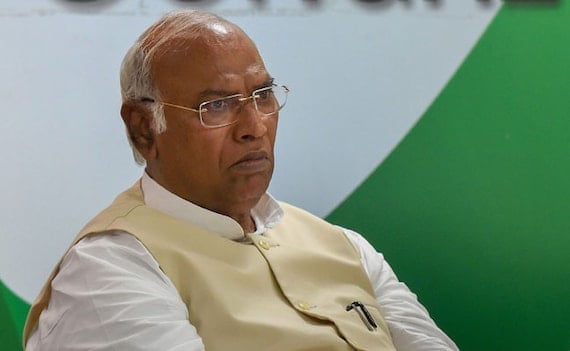 कांग्रेस अध्यक्ष पद चुनाव: सबसे आगे रेस में मल्लिकार्जुन खड़गे, दिग्गज नेता रेस से बाहर