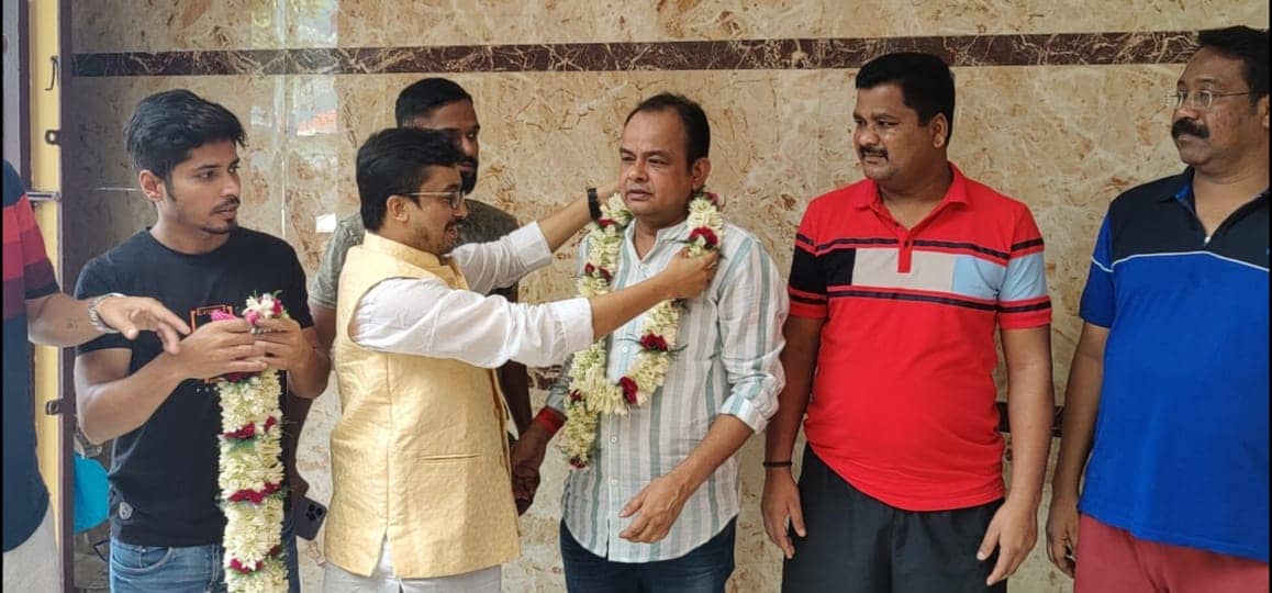 कैश कांड मामला: तीनों विधायकों के समर्थन में आए युवा कांग्रेस मोर्चा के महासचिव , कोलकाता पहुंचकर विधायकों का किया अभिनंदन