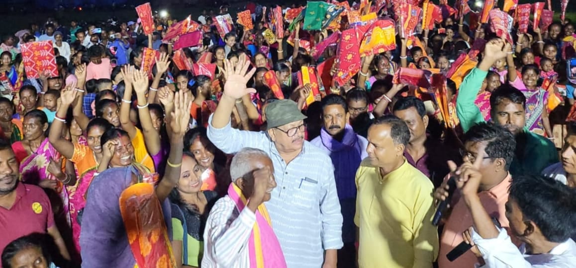 पूर्व सांसद फुरकान अंसारी पहुंचे अमोई, जनता के बीच किया वस्त्र वितरण