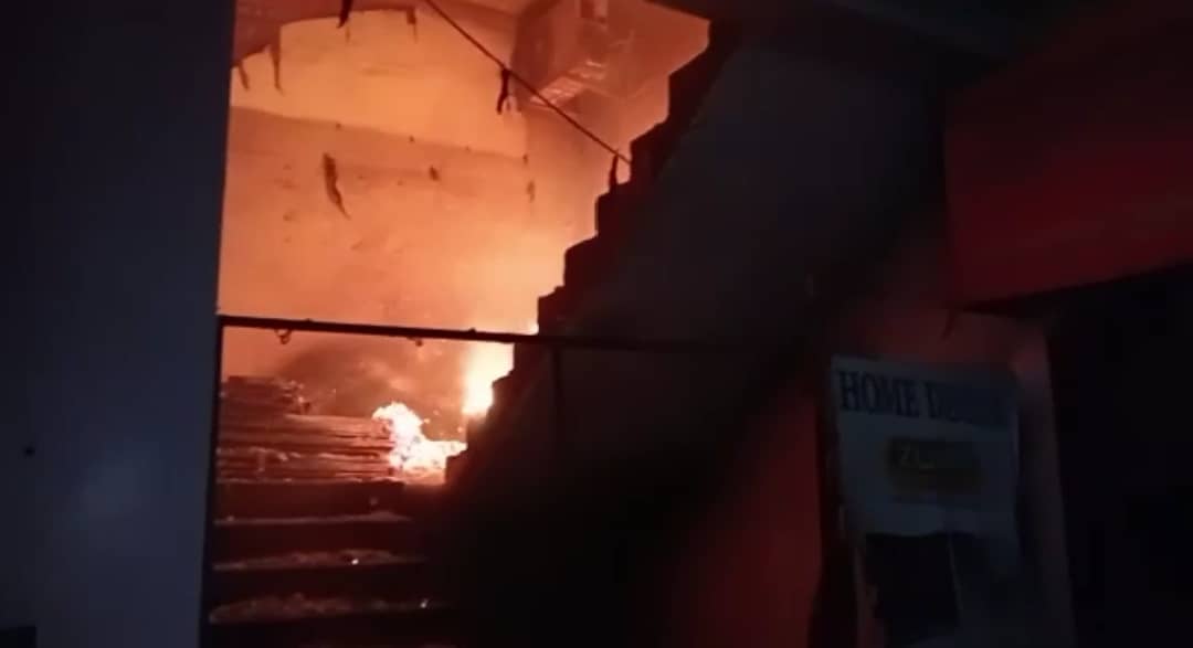हाजीपुर: मां भगवती कॉम्प्लेक्स में लगी भीषण आग, मौके पर पहुंची दमकल की दो गाड़ियों ने आग पर पाया काबू